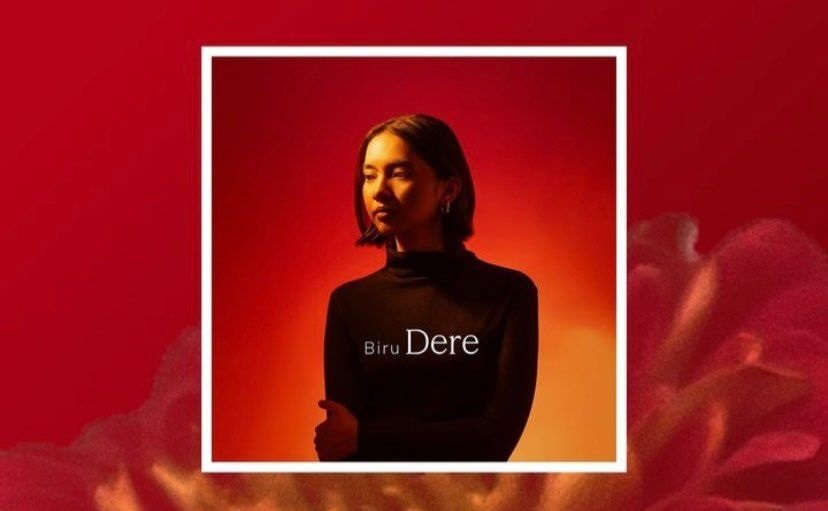 Dere: Jatuh Cinta dan Era Baru dalam Single "Biru"